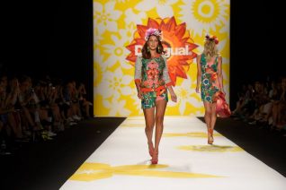 Desigual Lacroix Short CeliaFashion Show